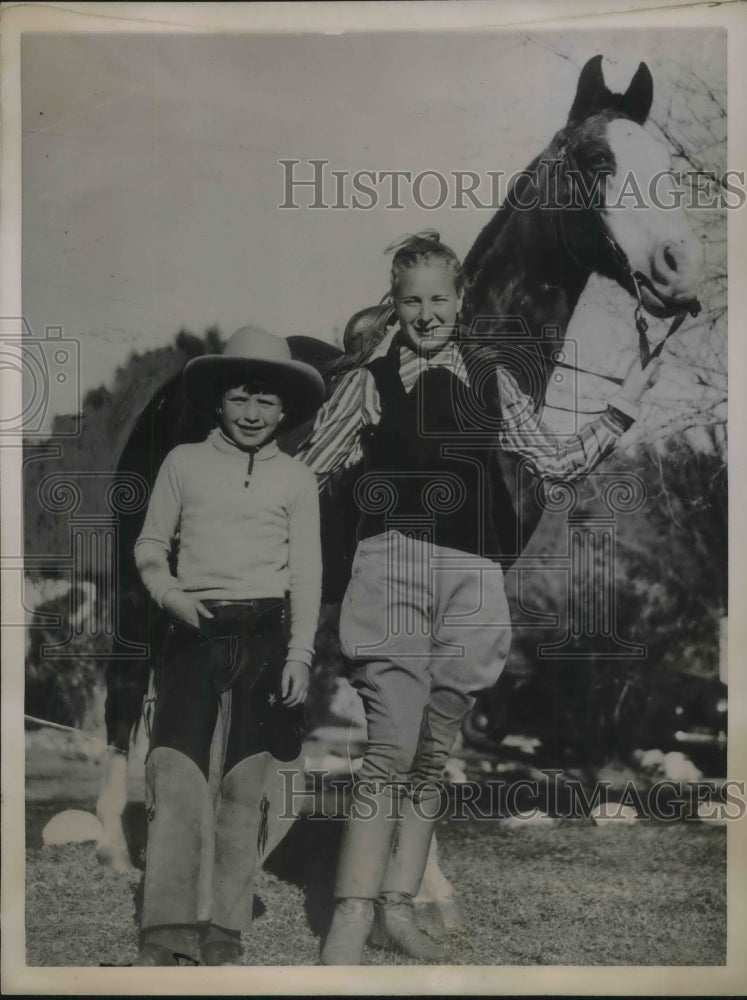 1937 Press Photo Mrs Jack Wansman &amp; Son Richard With Horse On B-Bar-H Ranch - Historic Images