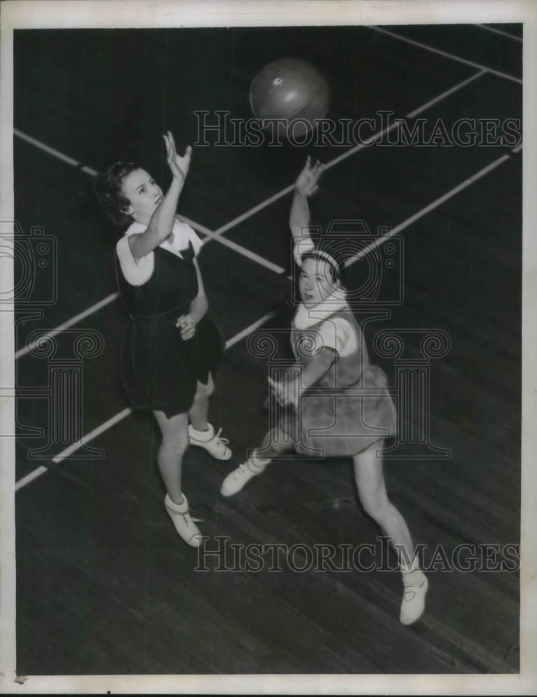 1935 Elizabeth Meyers, Bryn Mawr vs Swarthmore&#39;s Caroline Wood-Historic Images