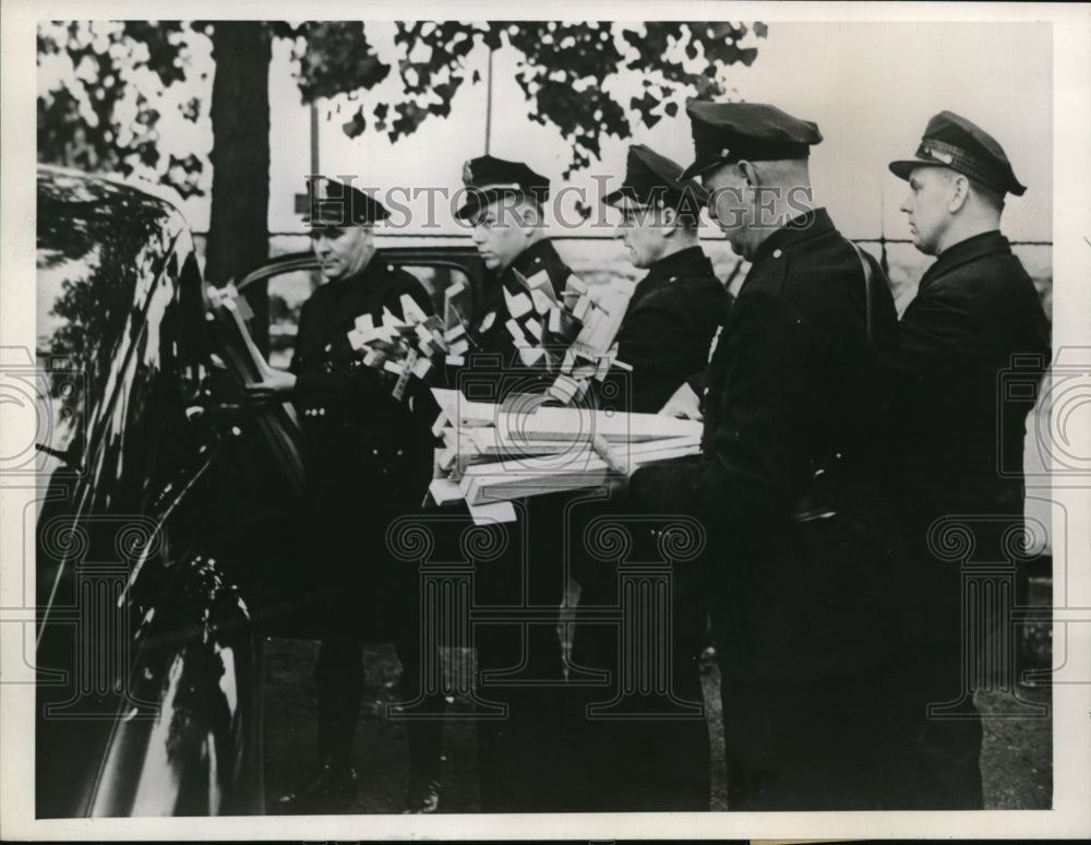 1939 Press Photo Police Take Weapons From AFL-UAW Protestors - Historic Images