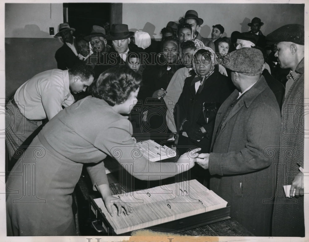 1948 Press Photo United Packinghouse Workers America Voting-Historic Images