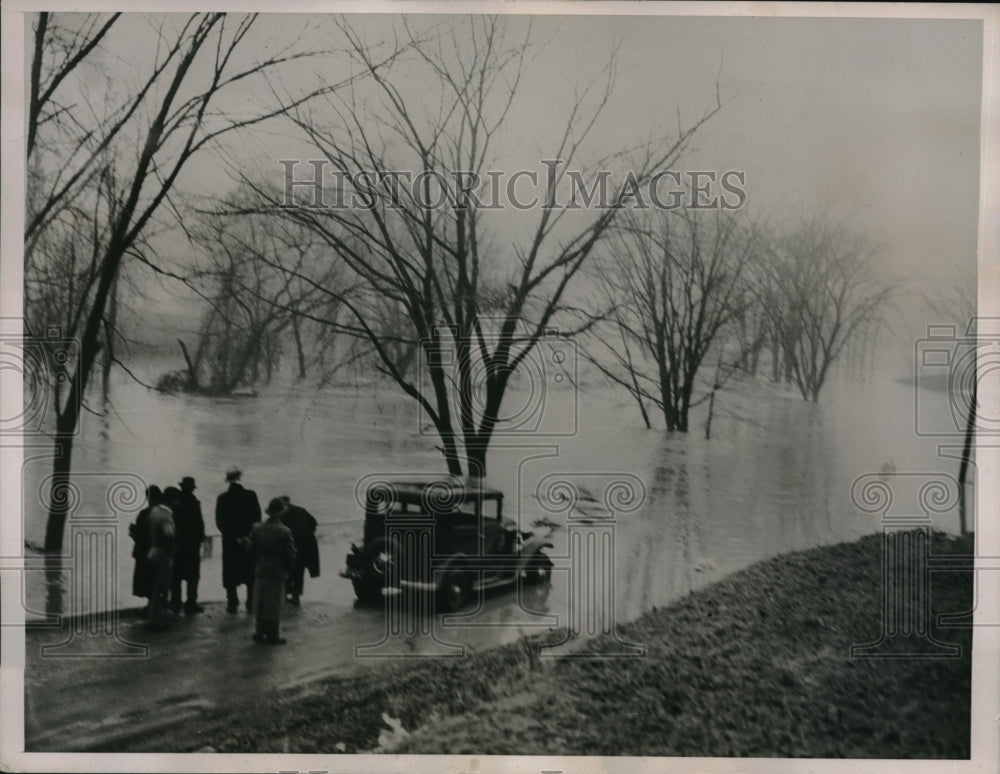 1936 Press Photo car stalled out crossing flooded road, Albany, NY - Historic Images