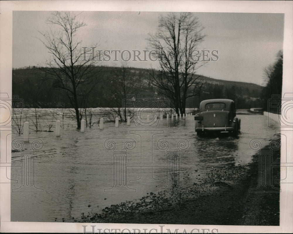 1940 Delaware River overruns Rt. 97 near Minisink Ford, NY - Historic Images