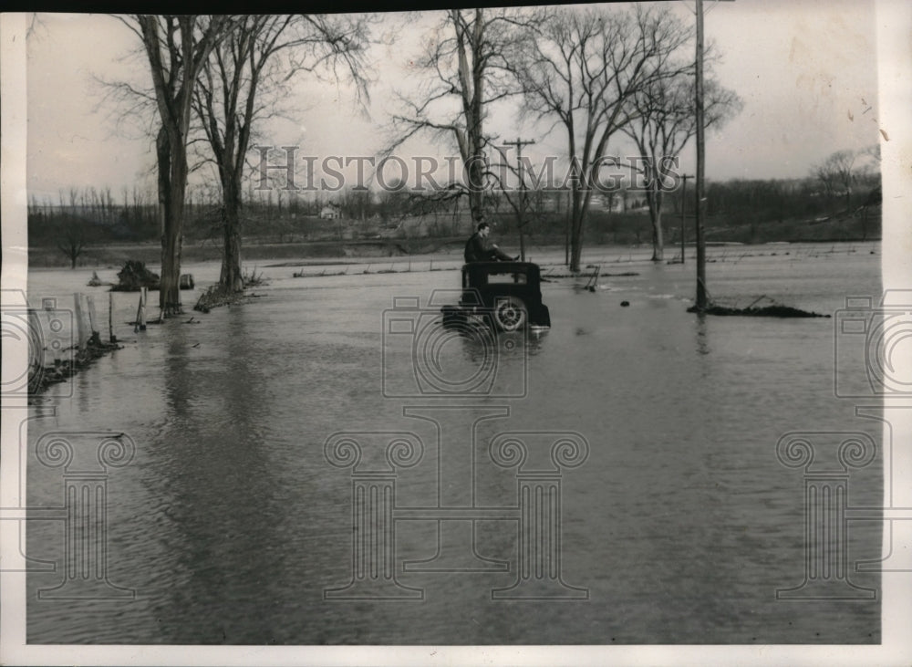 1940 Press Photo marooned motorist in Pougkeepsie, NY during Hudson Valley flood - Historic Images