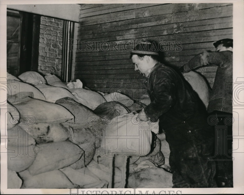 1940 Press Photo man sandbagging to keep Susquehanna River out of Binghampton NY - Historic Images