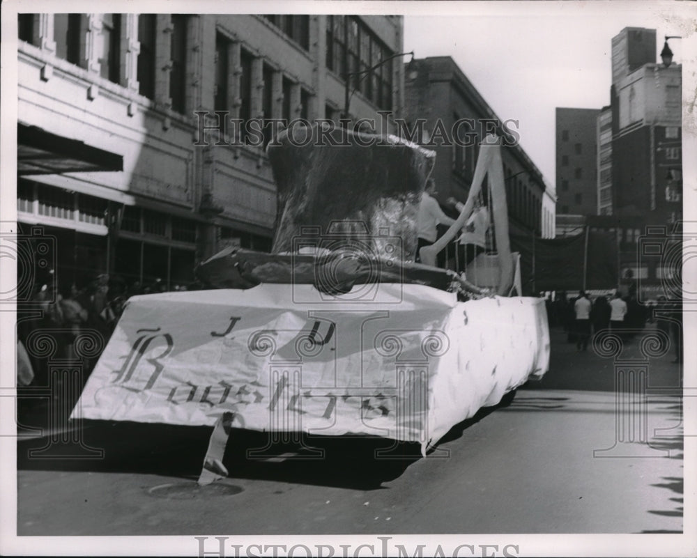 1957 Press Photo J.C.U. Boosters float in St. Patrick&#39;s Day parade in Cleveland - Historic Images