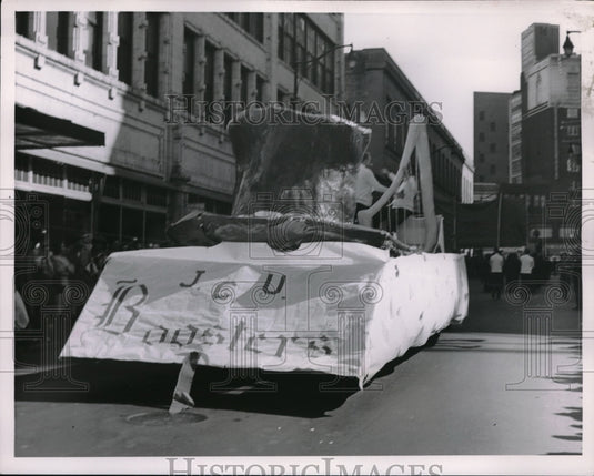 1957 Press Photo J.C.U. Boosters float in St. Patrick's Day parade in Cleveland - Historic Images