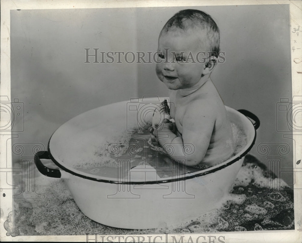 Press Photo Infant Baby Taking A Bath In A Washtub - Historic Images