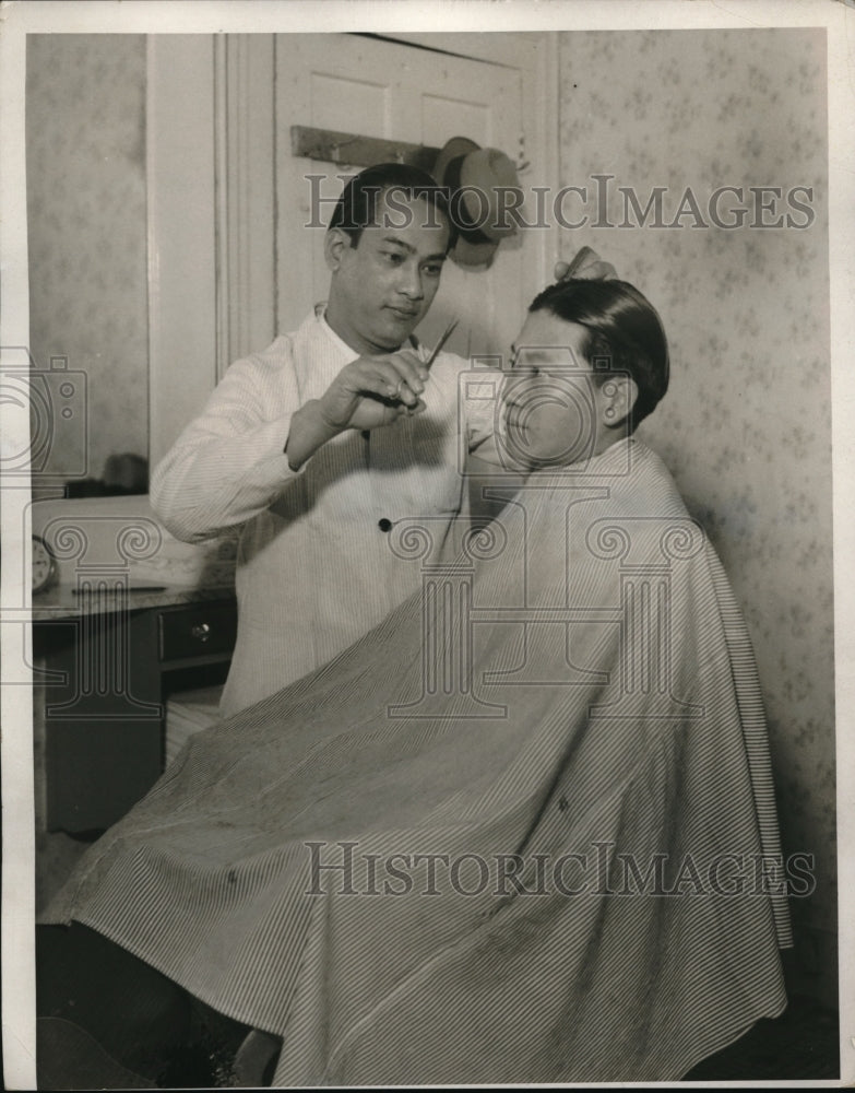 1932 Press Photo Archie Reyes Chinese Barber George Woo Rockwell - Historic Images