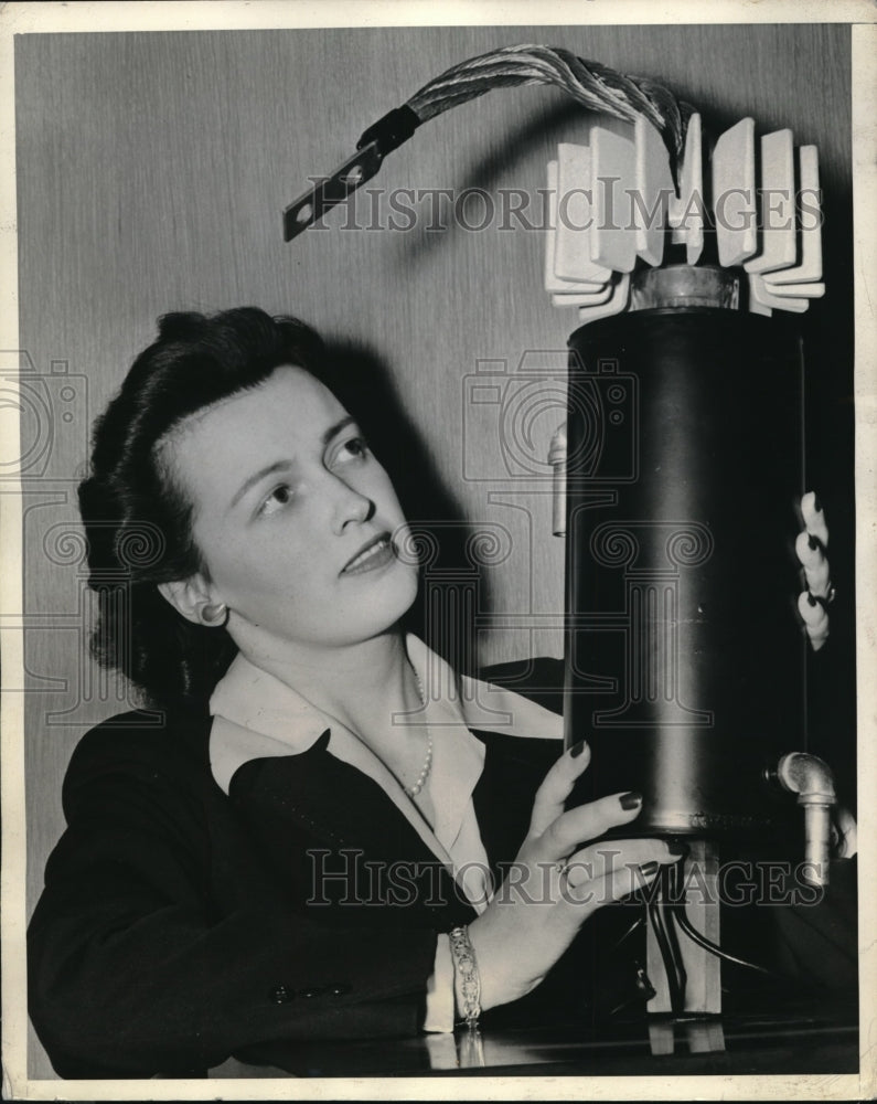 1944 Betty Flynn United States Air Production Factory Worker-Historic Images