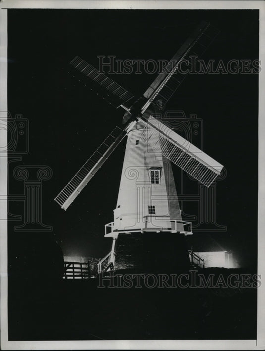 1933 Press Photo Windmill shinning in lights at Craft School at Chailey England.-Historic Images