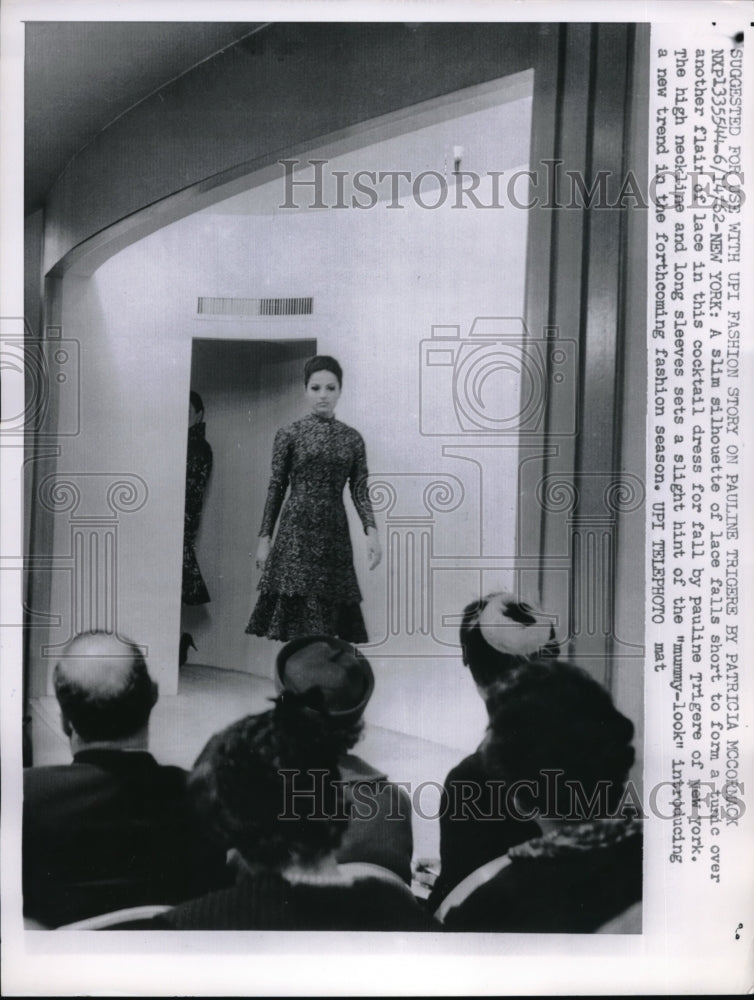 1952 Press Photo Models Wears Pauline Trigers Dress During Fashion Show-Historic Images