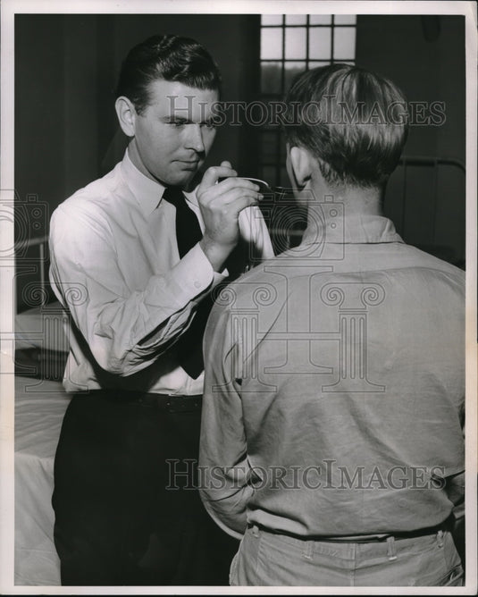 1955 Dr Thomas Hackett tsets patients for Polio in Cleveland, Ohio - Historic Images