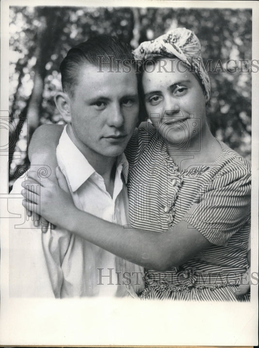 1943 Press Photo St Louis, Mo Vina Marler age 12 & husband Wm Nash age 19 - Historic Images