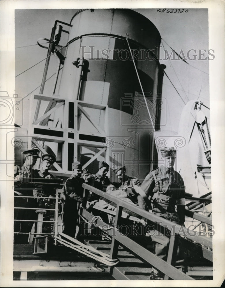 1941 Newhaven, England RAMC orderlies rehearse for war victims - Historic Images