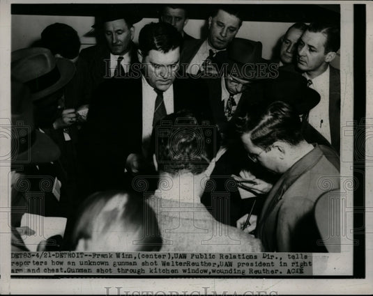 1948 Press Photo UAW Public Relations Dir. Frank Winn tells reporter how an - Historic Images