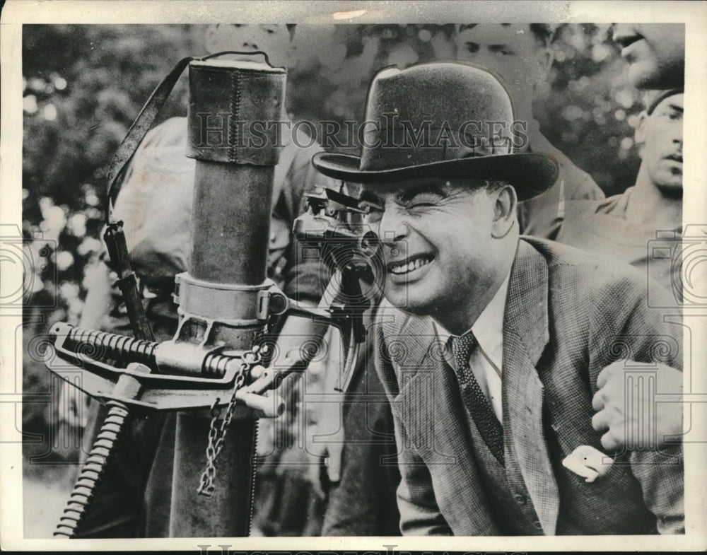 1938 Press Photo War Minister Hore Belisha squints thru the sight of an 8th-Historic Images