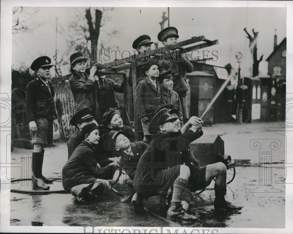 1934 Press Photo Demon firefighters from Little English Village of Cleeve - Historic Images