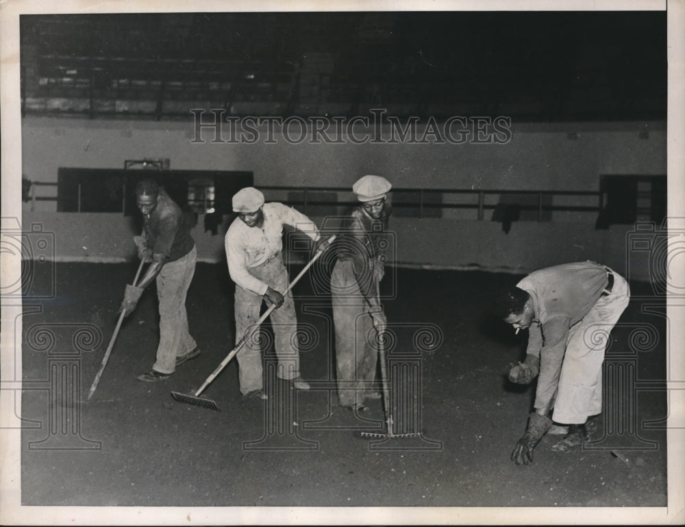 1937 Laborers Rake Dirt Over Floor Of Madison Square Garden-Historic Images