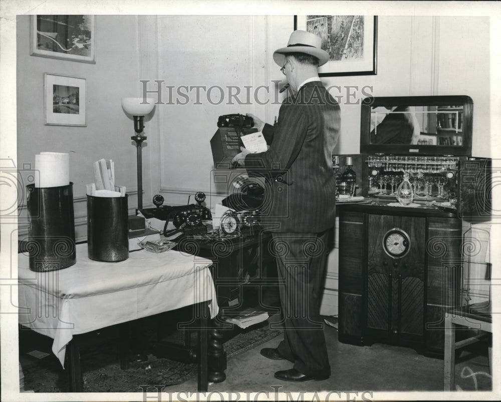 1943 Press Photo Chicago, Dectective Arthur Manger at betting ring call center - Historic Images