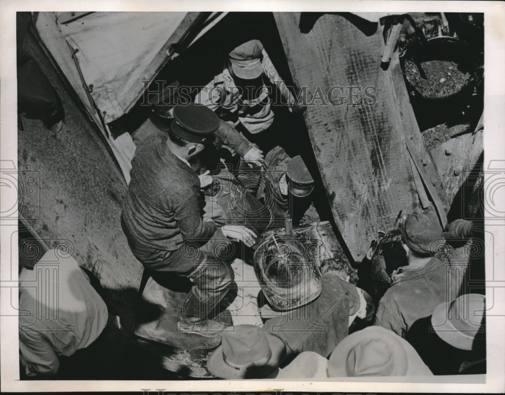 1947 Press Photo Chicago,Ill Rbt Horrighs freed from train wreckage - Historic Images