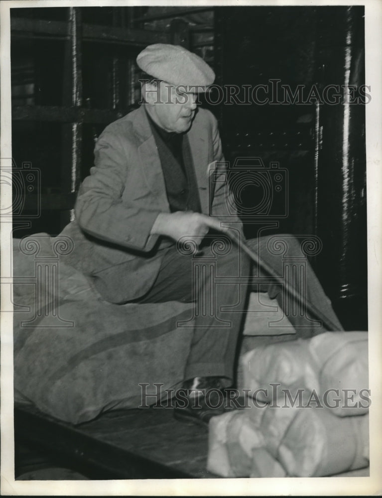 1935 Press Photo Mail Car Supervisor Orlin Workman - Historic Images