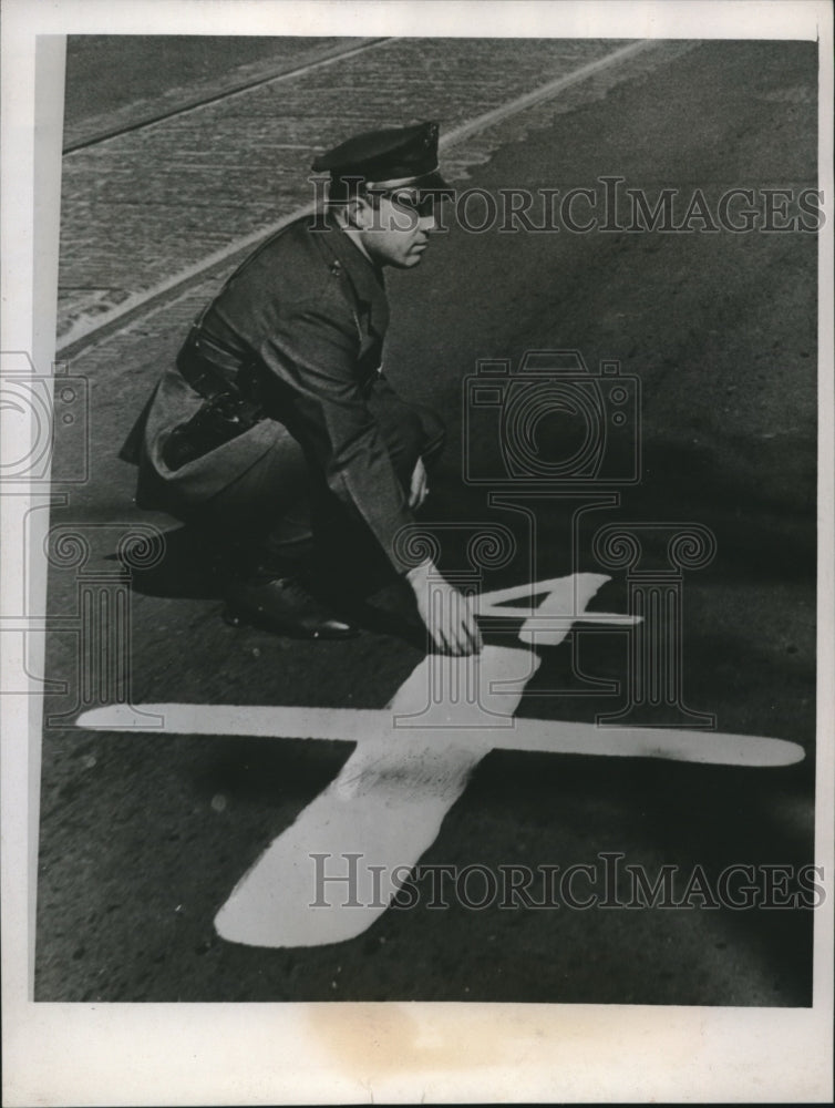 1939 Press Photo Oklahoma City, Ok Sgt Allan West at scene of fatality - Historic Images