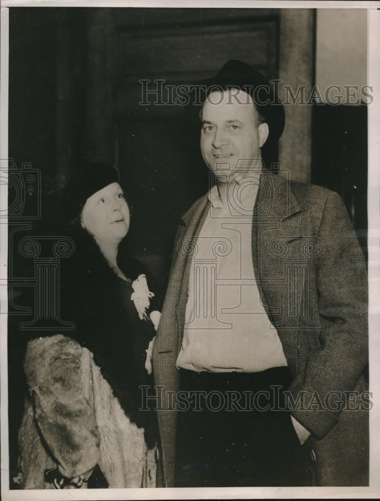 1937 Press Photo Mrs Lapsley Wyatt &amp; husband at court after she whipped him - Historic Images