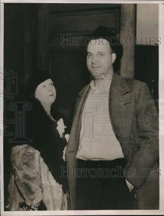 1937 Press Photo Mrs Lapsley Wyatt & husband at court after she whipped him - Historic Images