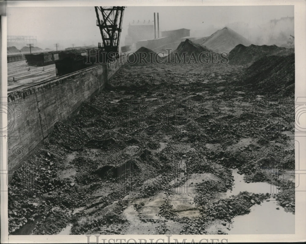 1941 Press Photo Cleveland, Ohio Republic Steel co coal piles up during strike - Historic Images