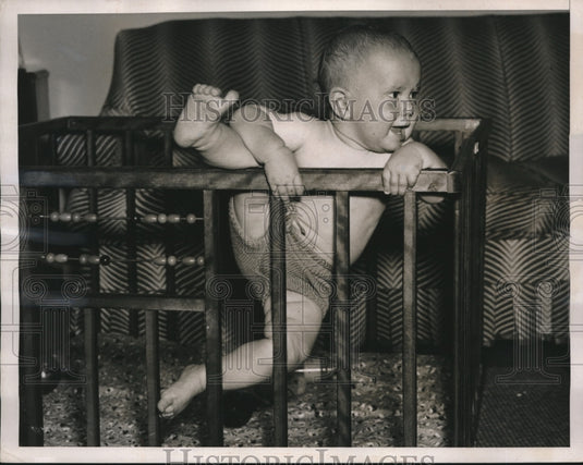 1939 Press Photo David S. Hoff as Baby Trying to Climb Over Crib - Historic Images