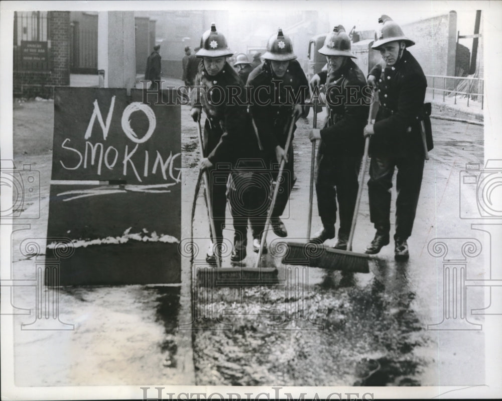 1958 Press Photo London Firemen Sweep Crude Gas Oil in London - Historic Images