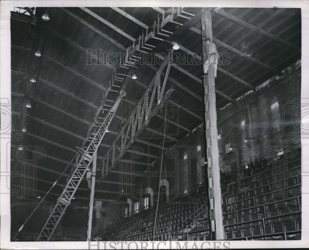 1952 Press Photo Girder Up in Rafters for TV Platform at Chicago Convention Hall - Historic Images