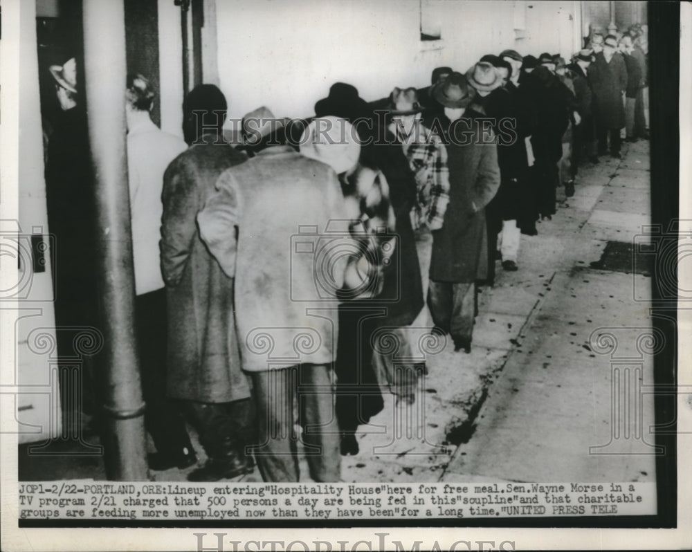 1954 Press Photo Lineup Entering Hospitality House in Portland - Historic Images