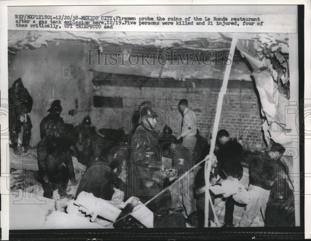 1958 Press Photo Firemen probe ruins of La Ronda Restaurant after explosion - Historic Images