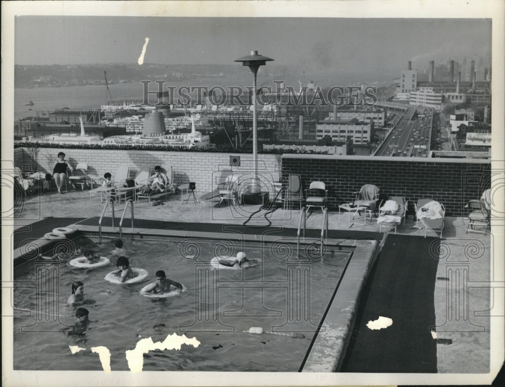 1962 Press Photo Hotel Guests Swim In Pool On Roof Of Sheraton Motor Inn-Historic Images