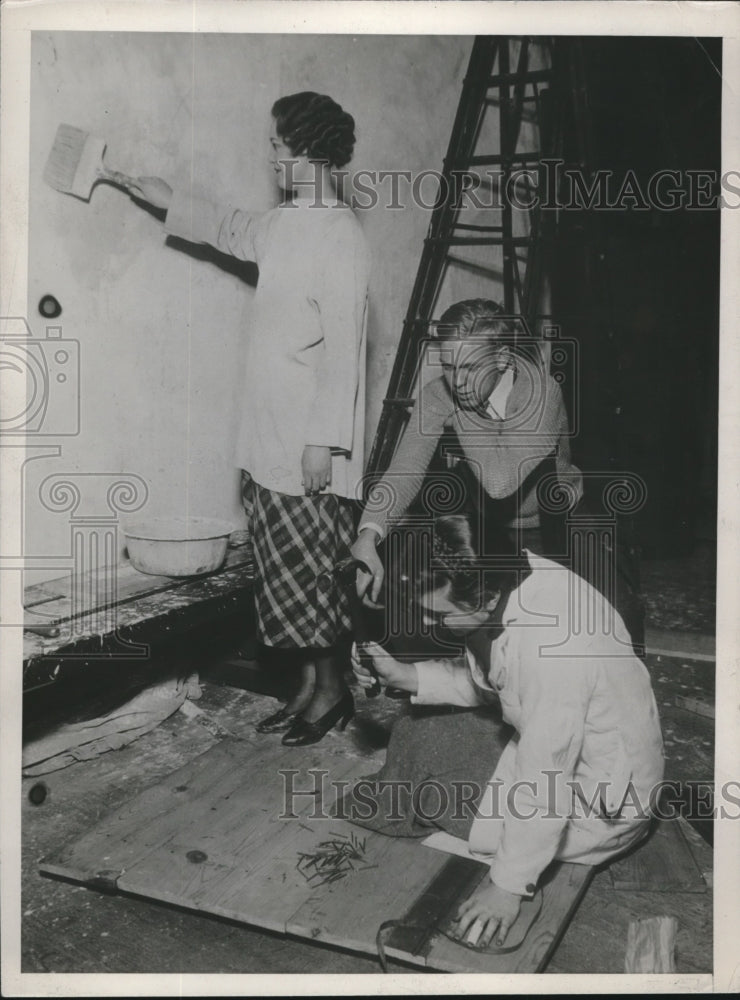 1936 Press Photo Billette Snyder Paints While Burton Smith Helps Margaret Perry - Historic Images