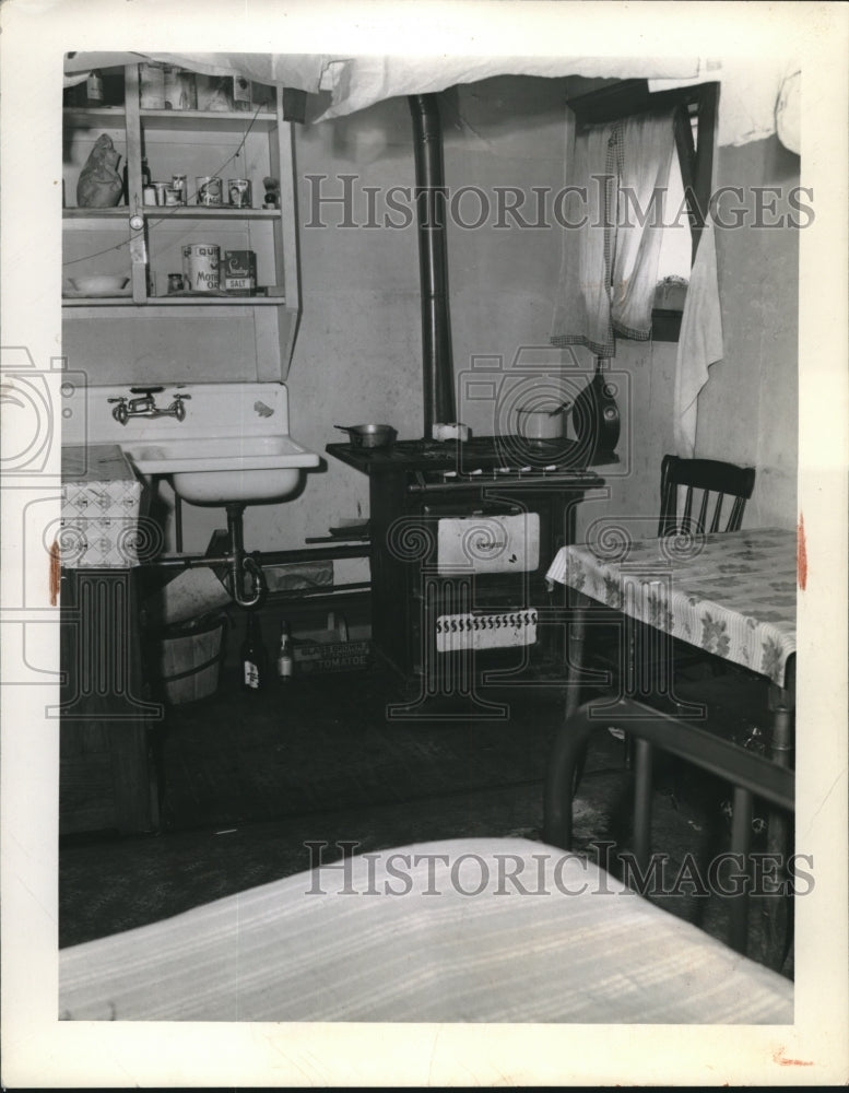 1943 Press Photo Scene from the inside of a 1 room apartment in 6111 - Historic Images