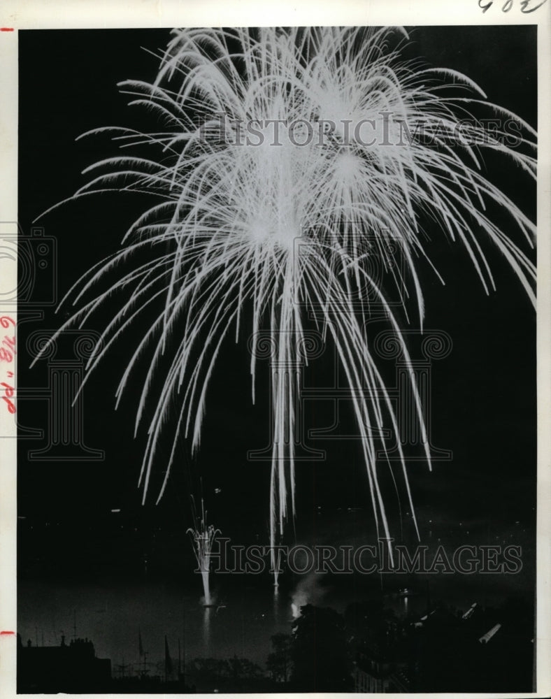 1965 Press Photo Sprays of bursting fireworks over the city of Geneva,-Historic Images