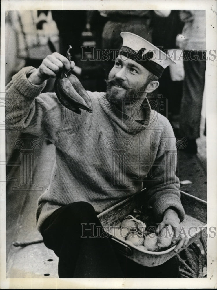 1943 Press Photo Crewman displays bananas, onions, lemons, brought home-Historic Images