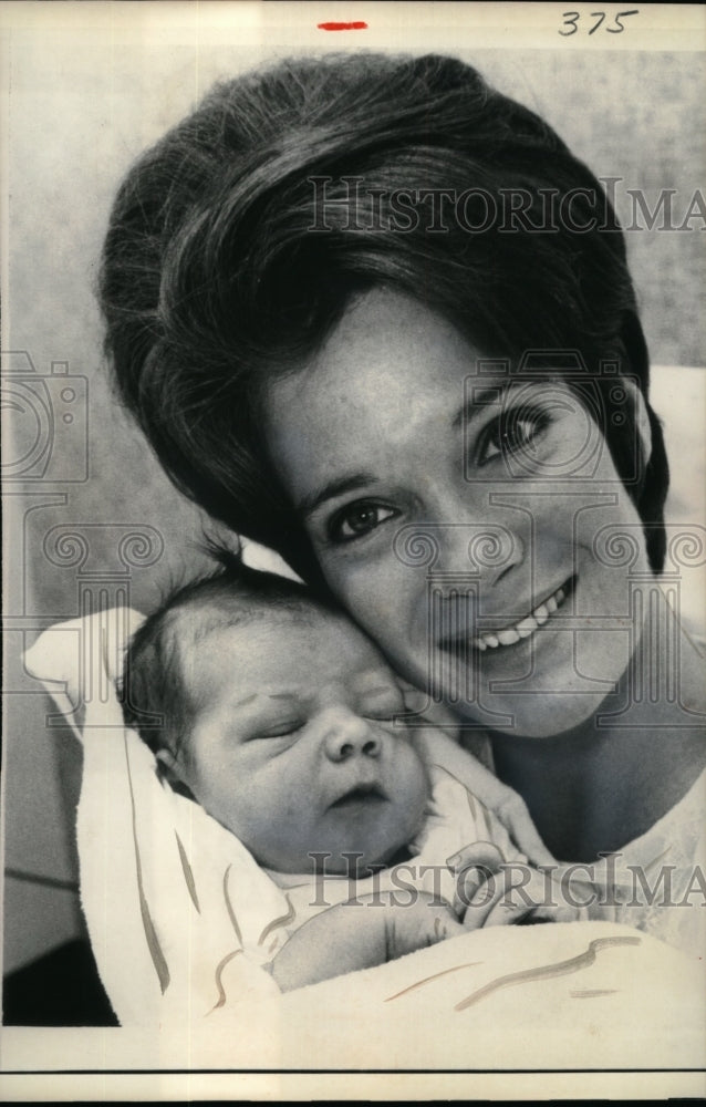 1966 Press Photo Miss America Lynda Lee Meade with her first child, a boy-Historic Images