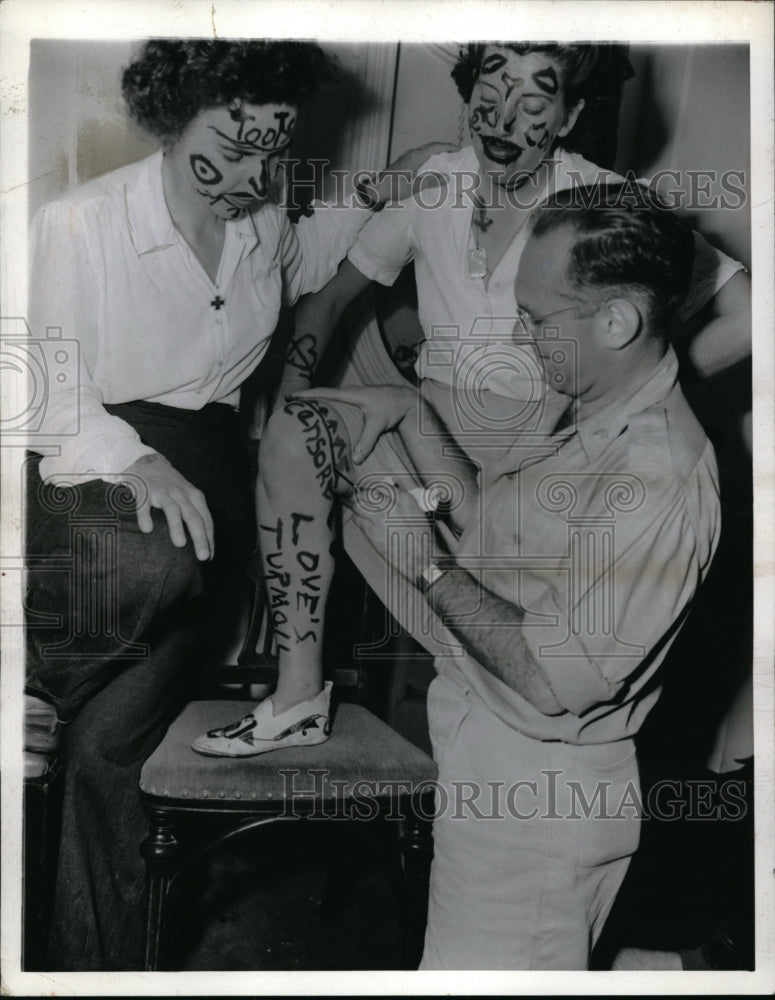 1943 Press Photo Connie Stone &amp; Ruth Walrad painted up by Capt Henry Henstall - Historic Images