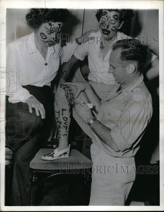 1943 Press Photo Connie Stone & Ruth Walrad painted up by Capt Henry Henstall - Historic Images
