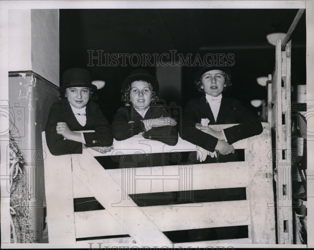 1934 Press Photo Elsie Burhard,Helen Balfour,Ursula Burhard at NYC horse show-Historic Images