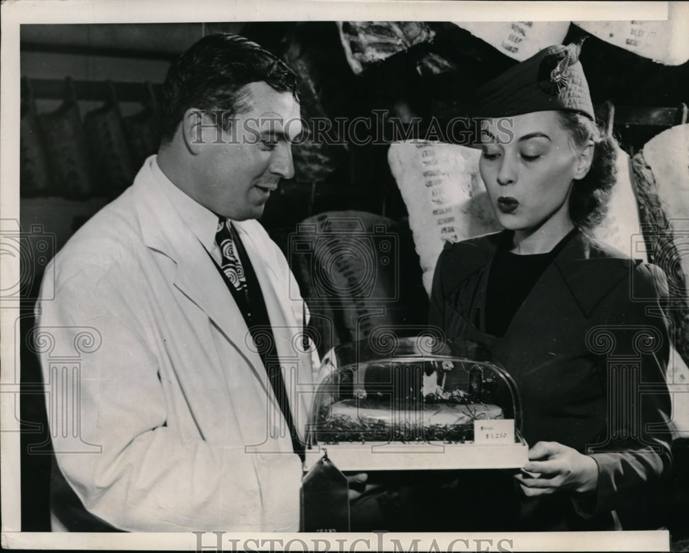 1946 Press Photo Kansas City, Kan. TWA hostess mary McCorkle &amp; EW Williams - Historic Images