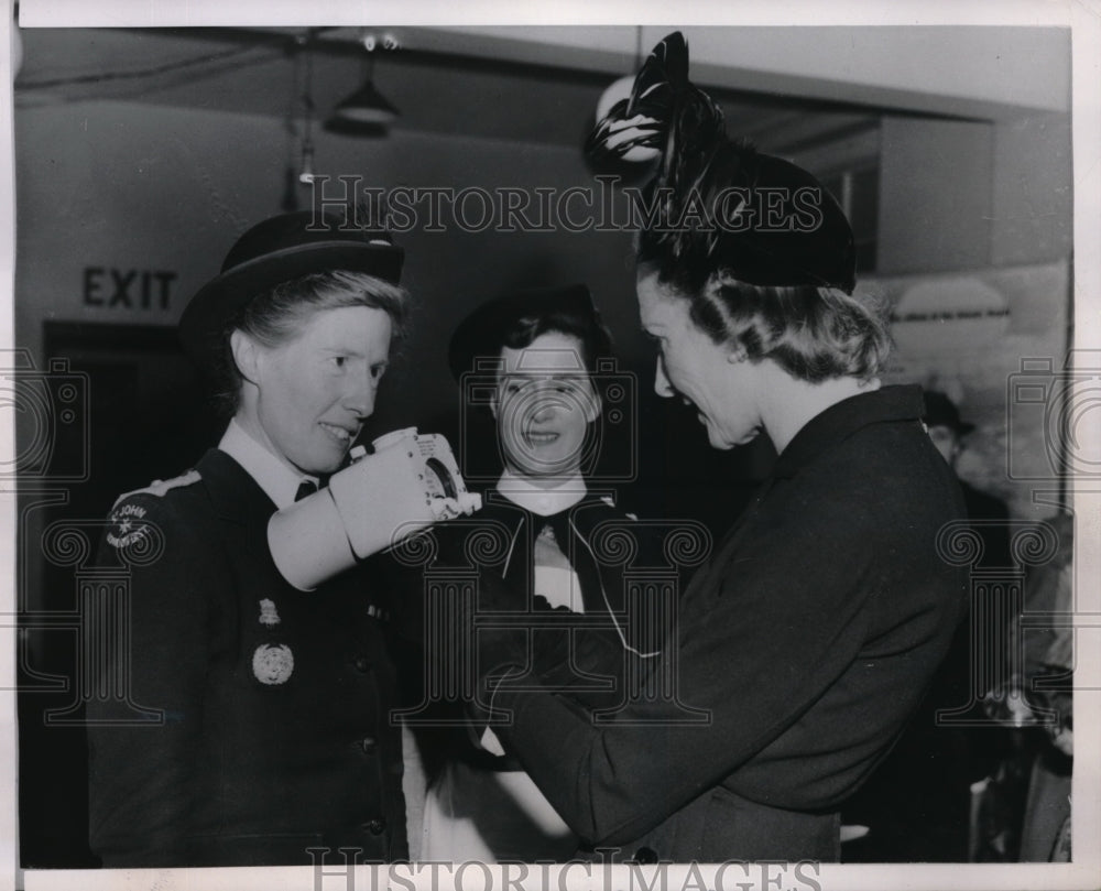 1950 Lady Mountbatten Tries OUt Radiation Monitor On Mdm Durant - Historic Images