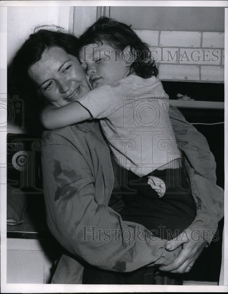 1956 Press Photo Twin Lakes, Wis. Mrs John Bobula &amp; missing daughter Nancy - Historic Images