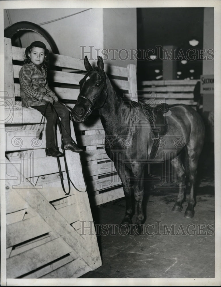 1934 Press Photo 51st Annual Natl Horse show in NYC, Joan Baedor age 5 - Historic Images