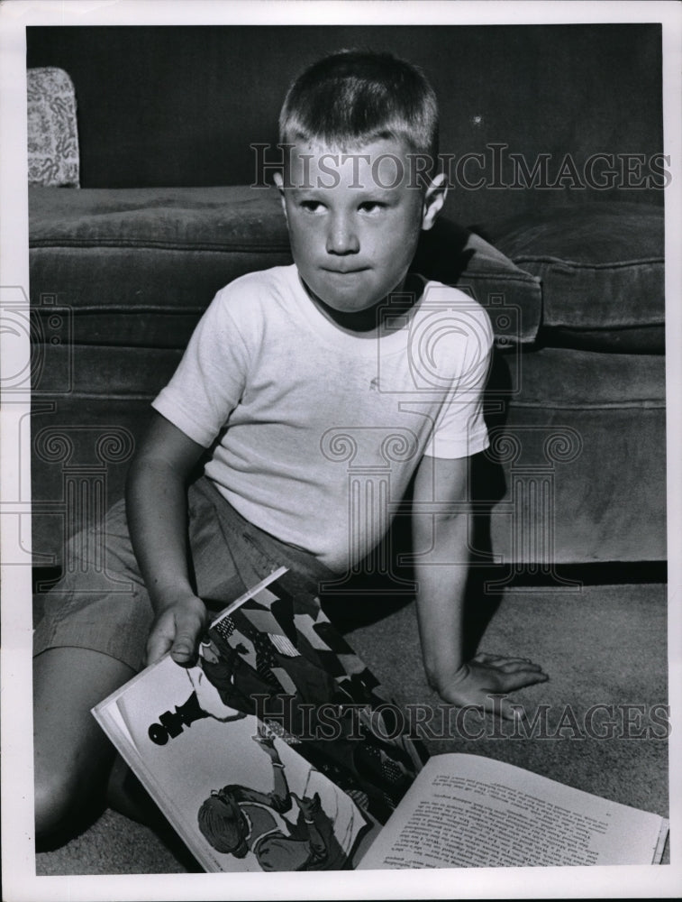 1965 Press Photo Jimmy Craig Pastor Son Child Reading Book Warrington Road - Historic Images