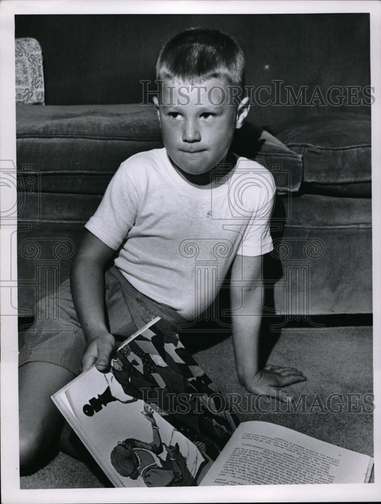 1965 Press Photo Jimmy Craig Pastor Son Child Reading Book Warrington Road - Historic Images
