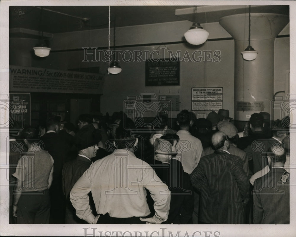 1948 Auto drivers lined up to get their license at the driving - Historic Images